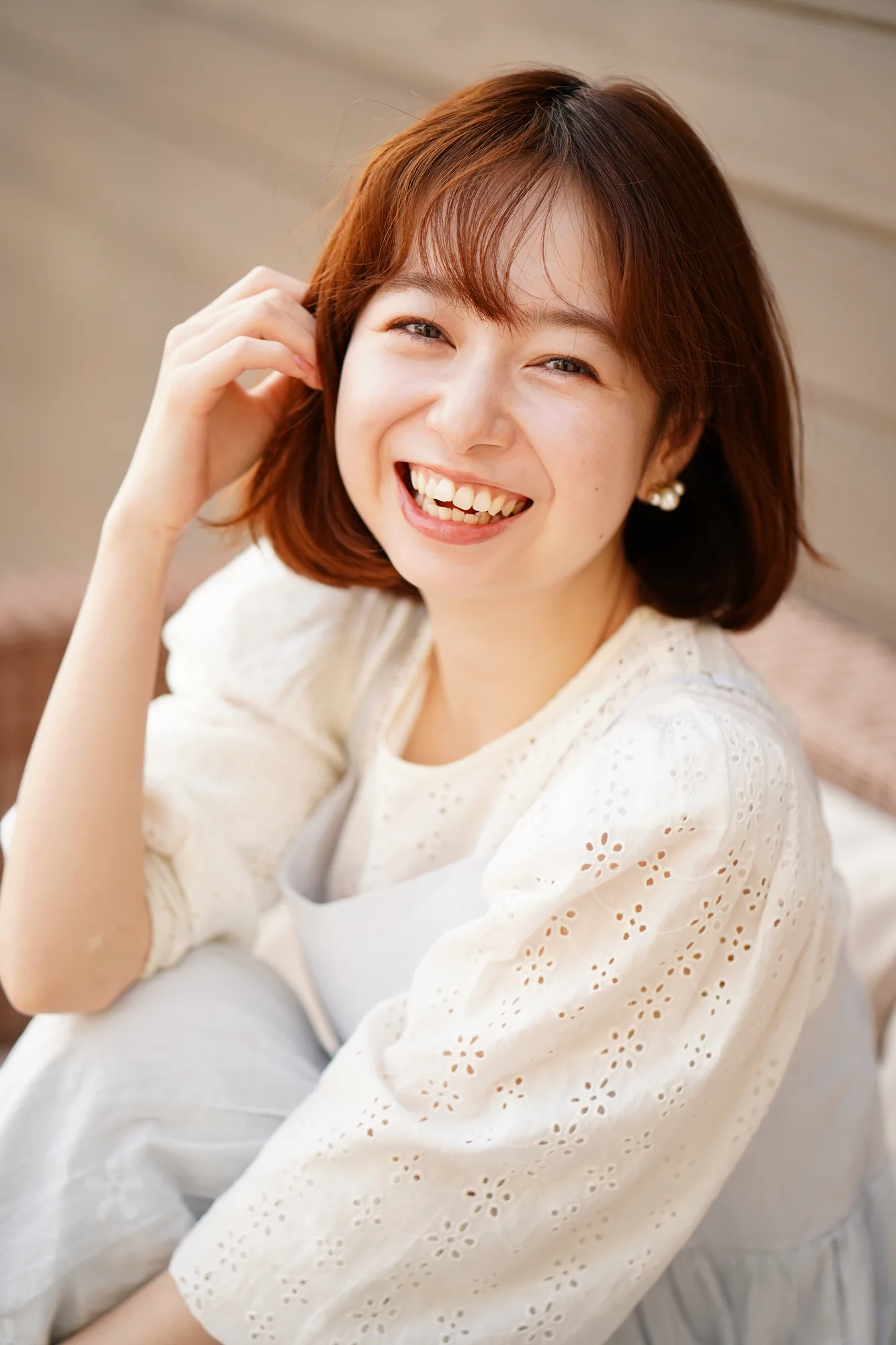 白い服で微笑む桜みう